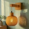 Applique Main en Bois et Abat-jour Rotin – Luminaire Bohème